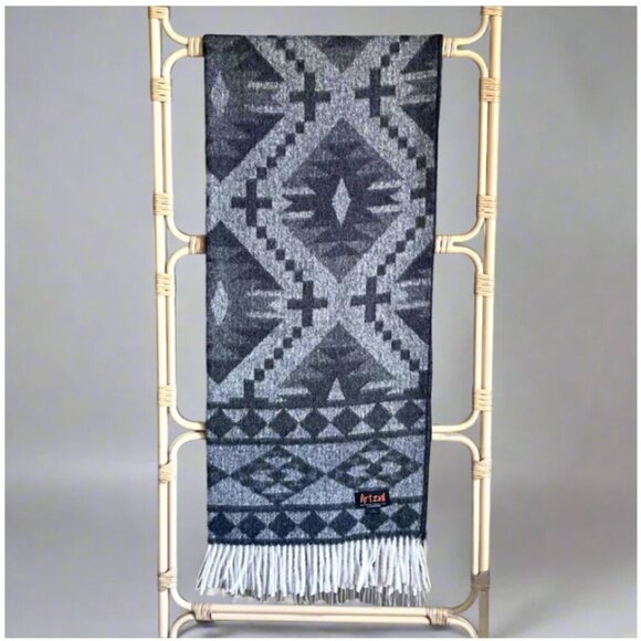 ARTZNL 100% Baby Alpaca Throw Blanket Black Diamond Large Luxury Soft All Season - Picture 5 of 8